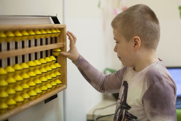 Мальчик считает Мальчик считает